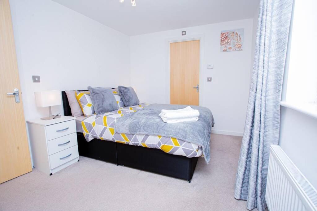 Mills Apartment - Two Bedroom En-Suite Apartment นอร์ทแธมป์ตัน ภายนอก รูปภาพ