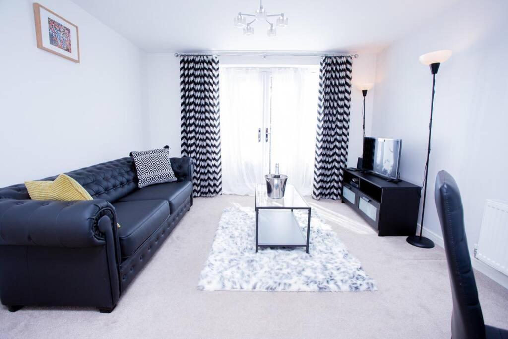 Mills Apartment - Two Bedroom En-Suite Apartment นอร์ทแธมป์ตัน ภายนอก รูปภาพ